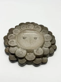 Céramique murale « visage solaire » — signée, circa 1970