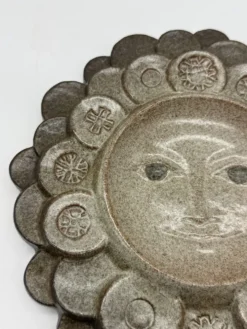 Céramique murale « visage solaire » — signée, circa 1970