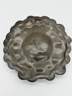 Céramique murale « visage solaire » — signée, circa 1970