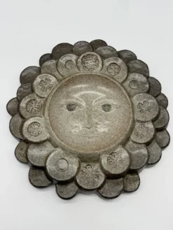Céramique murale « visage solaire » — signée, circa 1970