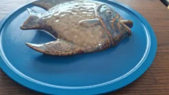 Céramique Vallauris Sculpture murale poisson en relief sur plaque bleu