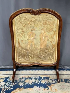 Écran de cheminée ancien. Chêne, broderie.