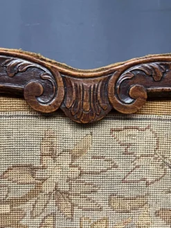 Écran de cheminée ancien. Chêne, broderie.