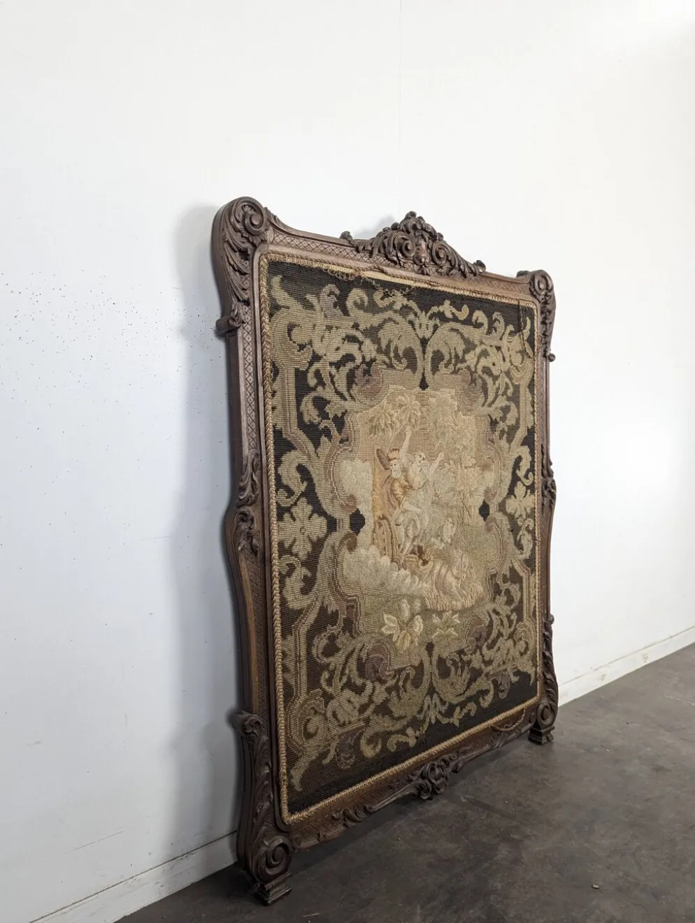 Écran de cheminée Napoléon III en bois sculpté et tapisserie au point