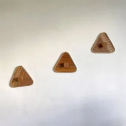 Crochet mural en forme de triangle pour crayon