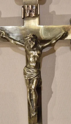 Croix en bronze laitonné XXe