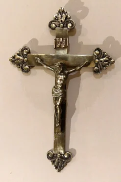 Croix en bronze laitonné XXe