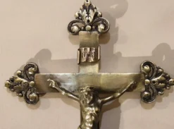 Croix en bronze laitonné XXe