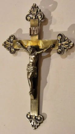 Croix en bronze laitonné XXe