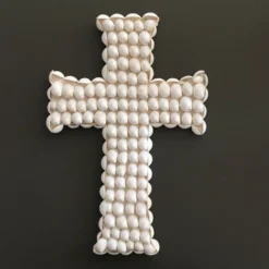 Croix en coquillages