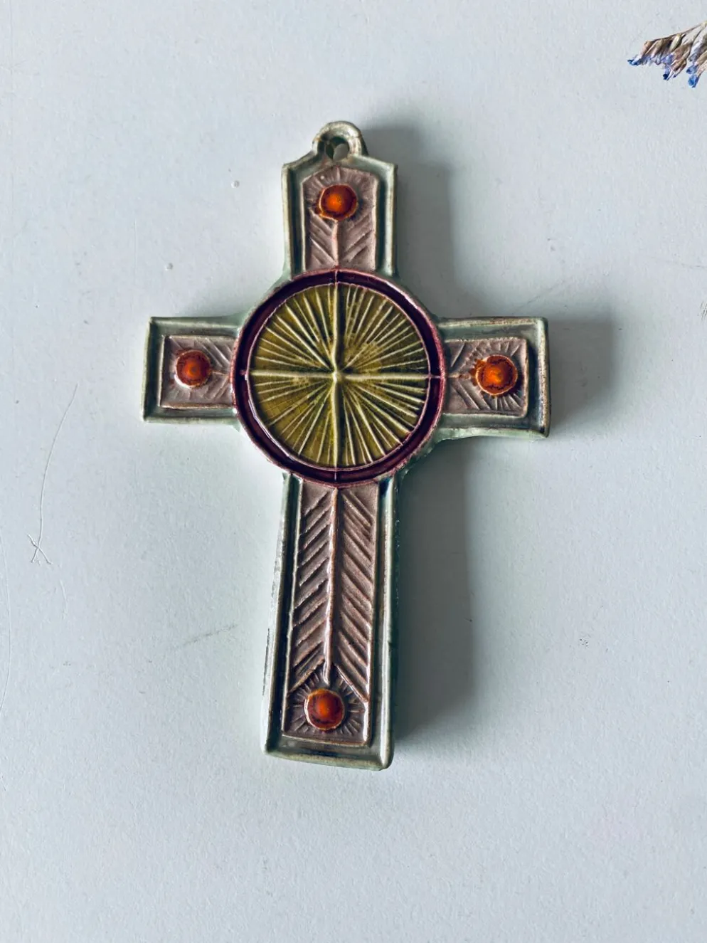 Croix murale en céramique signée Taburet