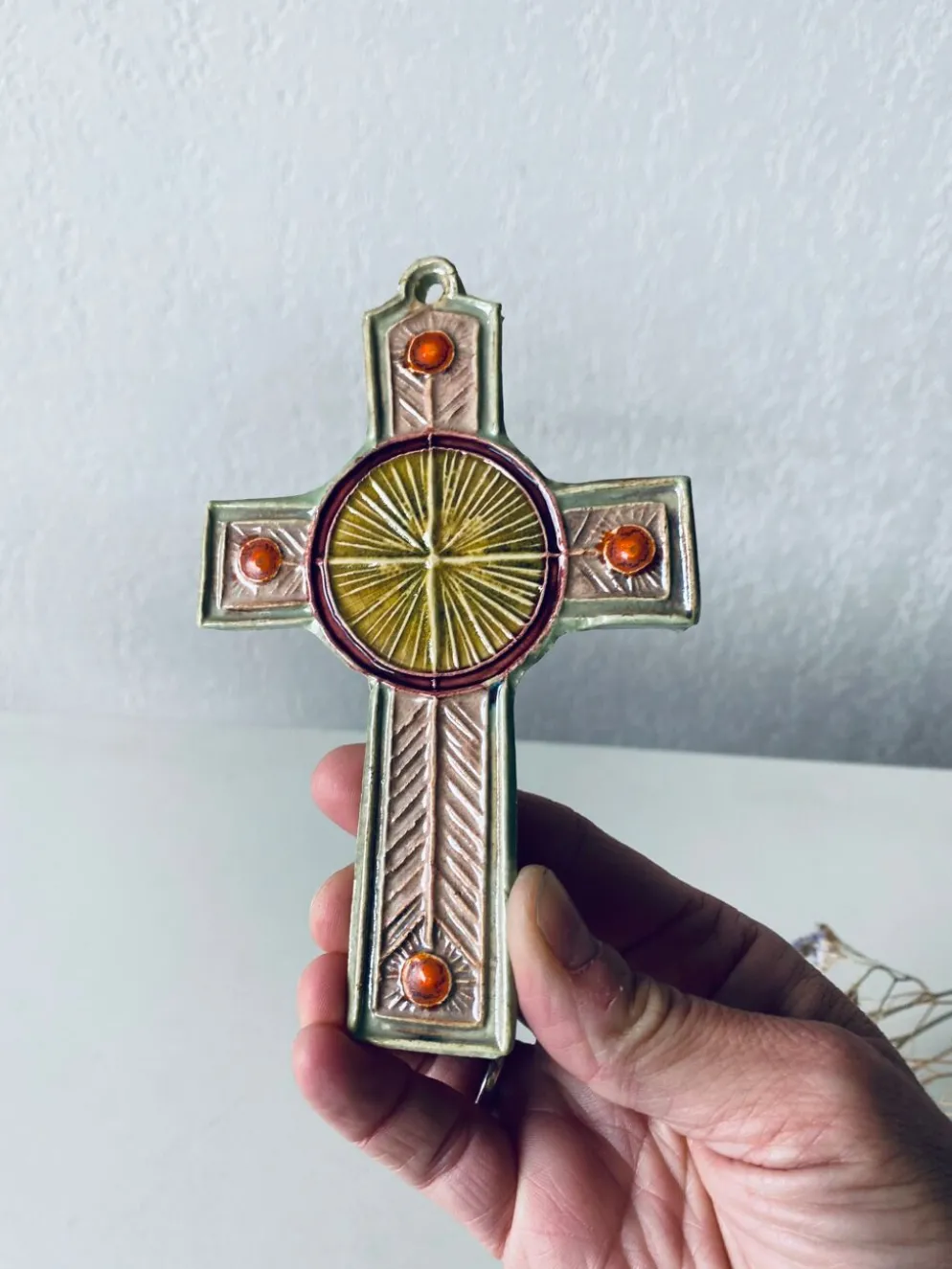 Croix murale en céramique signée Taburet
