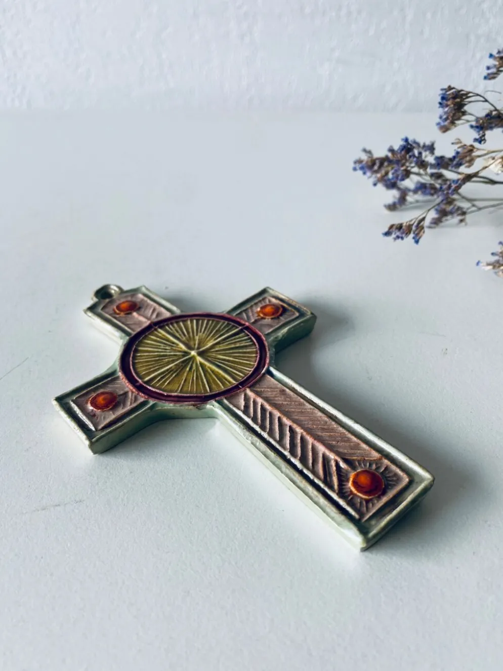 Croix murale en céramique signée Taburet