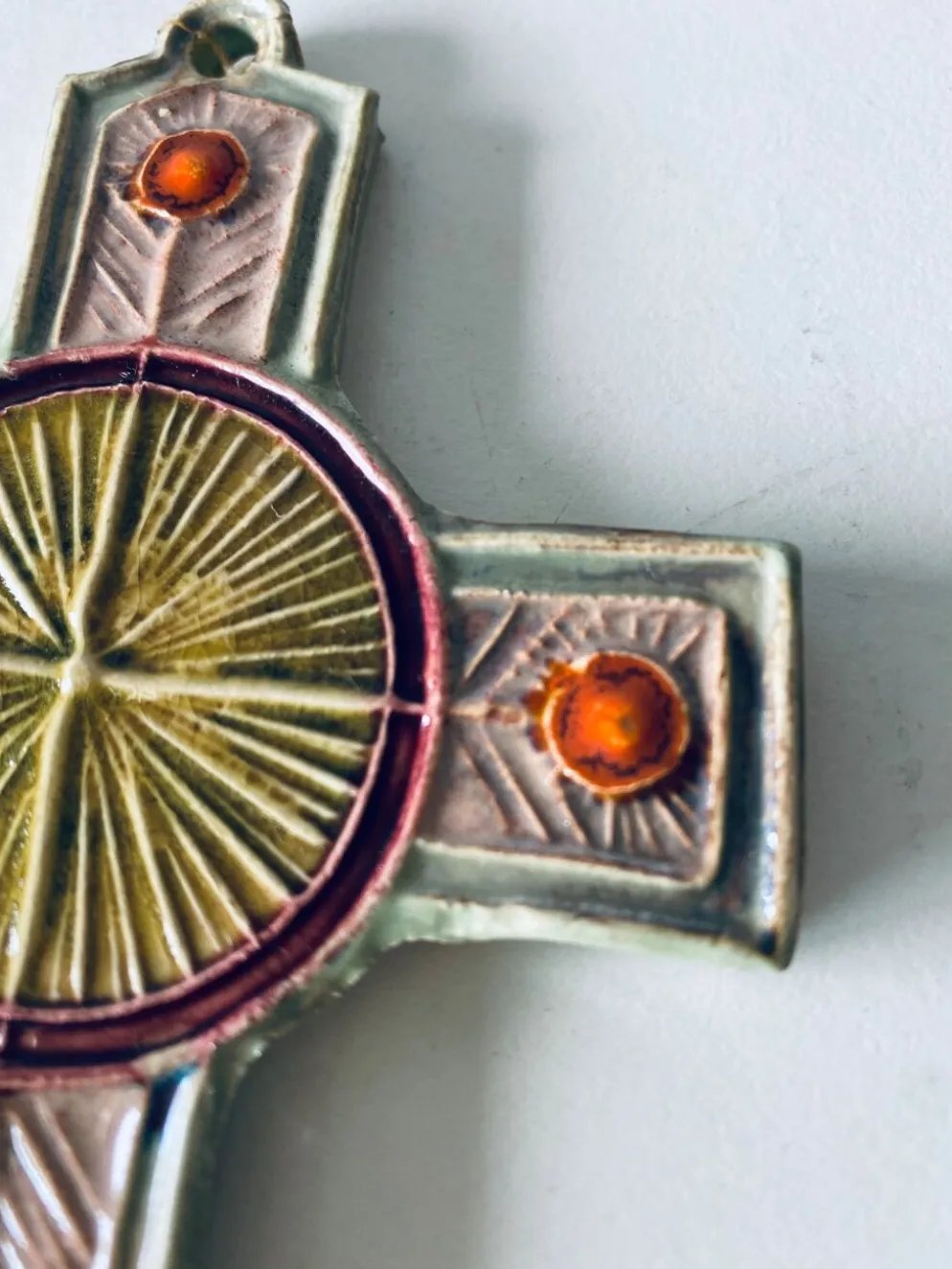 Croix murale en céramique signée Taburet