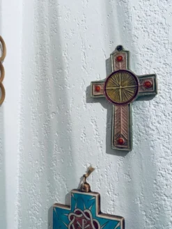 Croix murale en céramique signée Taburet