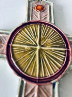 Croix murale en céramique signée Taburet