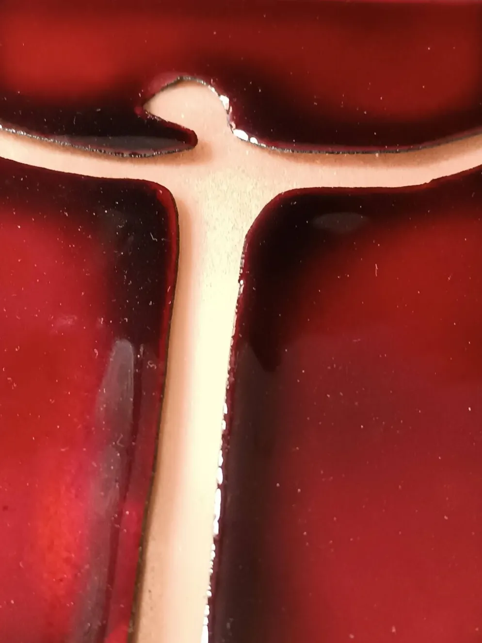 Croix murale en émail rouge et doré sur cuivre Atelier Chehab vintage