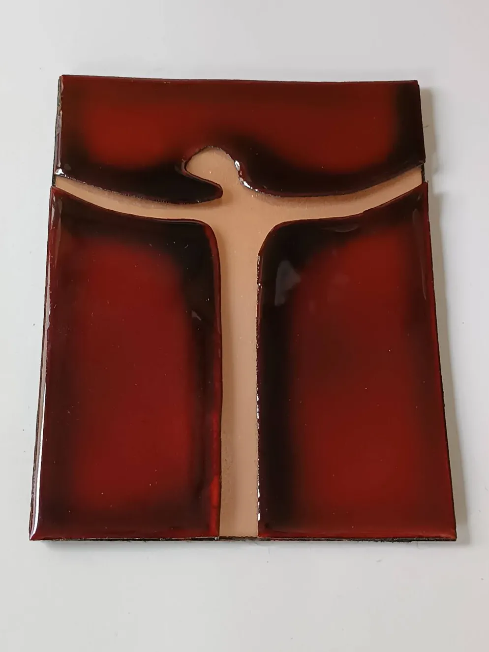 Croix murale en émail rouge et doré sur cuivre Atelier Chehab vintage
