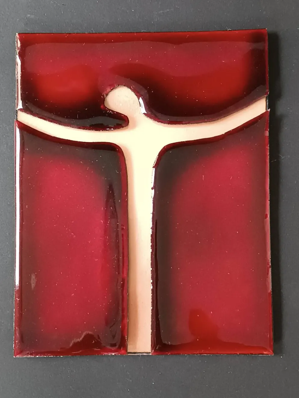 Croix murale en émail rouge et doré sur cuivre Atelier Chehab vintage
