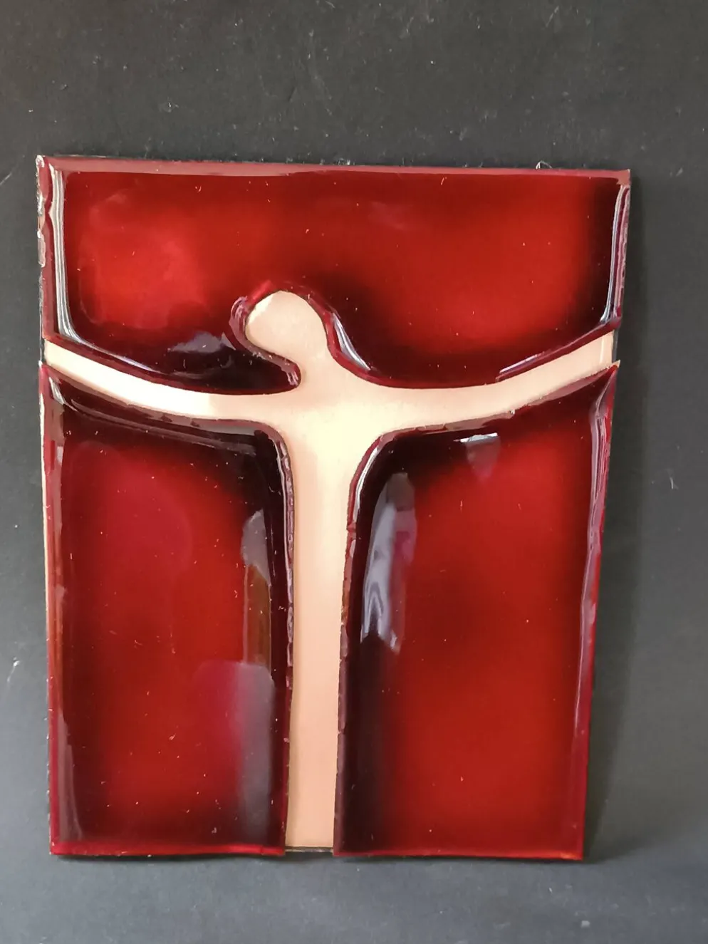 Croix murale en émail rouge et doré sur cuivre Atelier Chehab vintage
