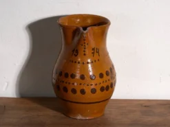 Cruche ancienne en céramique populaire vernissée – Europe centrale, 1974