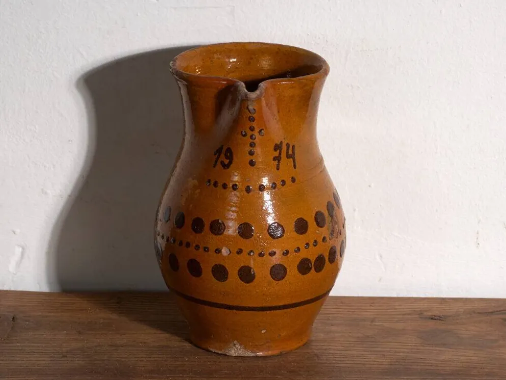 Cruche ancienne en céramique populaire vernissée – Europe centrale, 1974