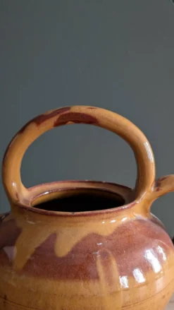 Cruche ancienne en terre cuite émaillée