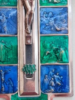 Crucifix en métal et émail