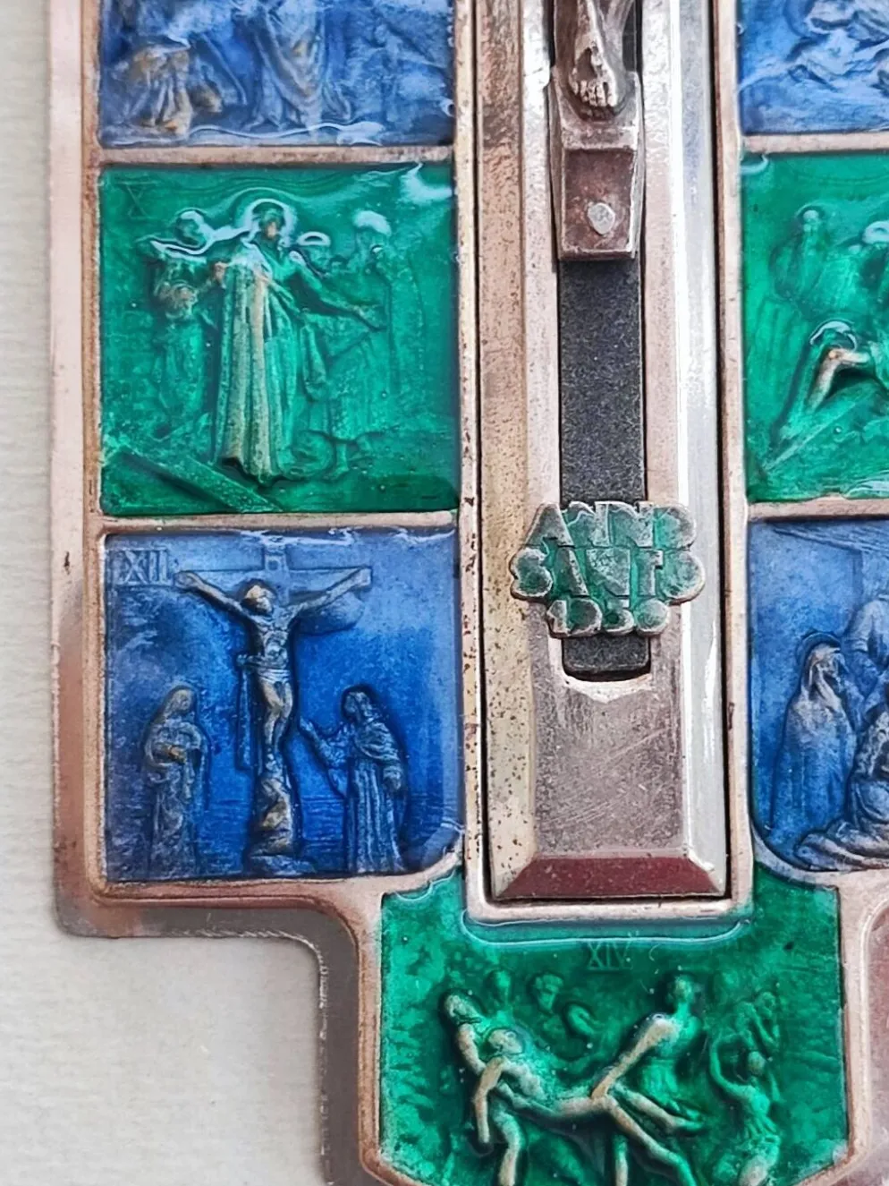 Crucifix en métal et émail