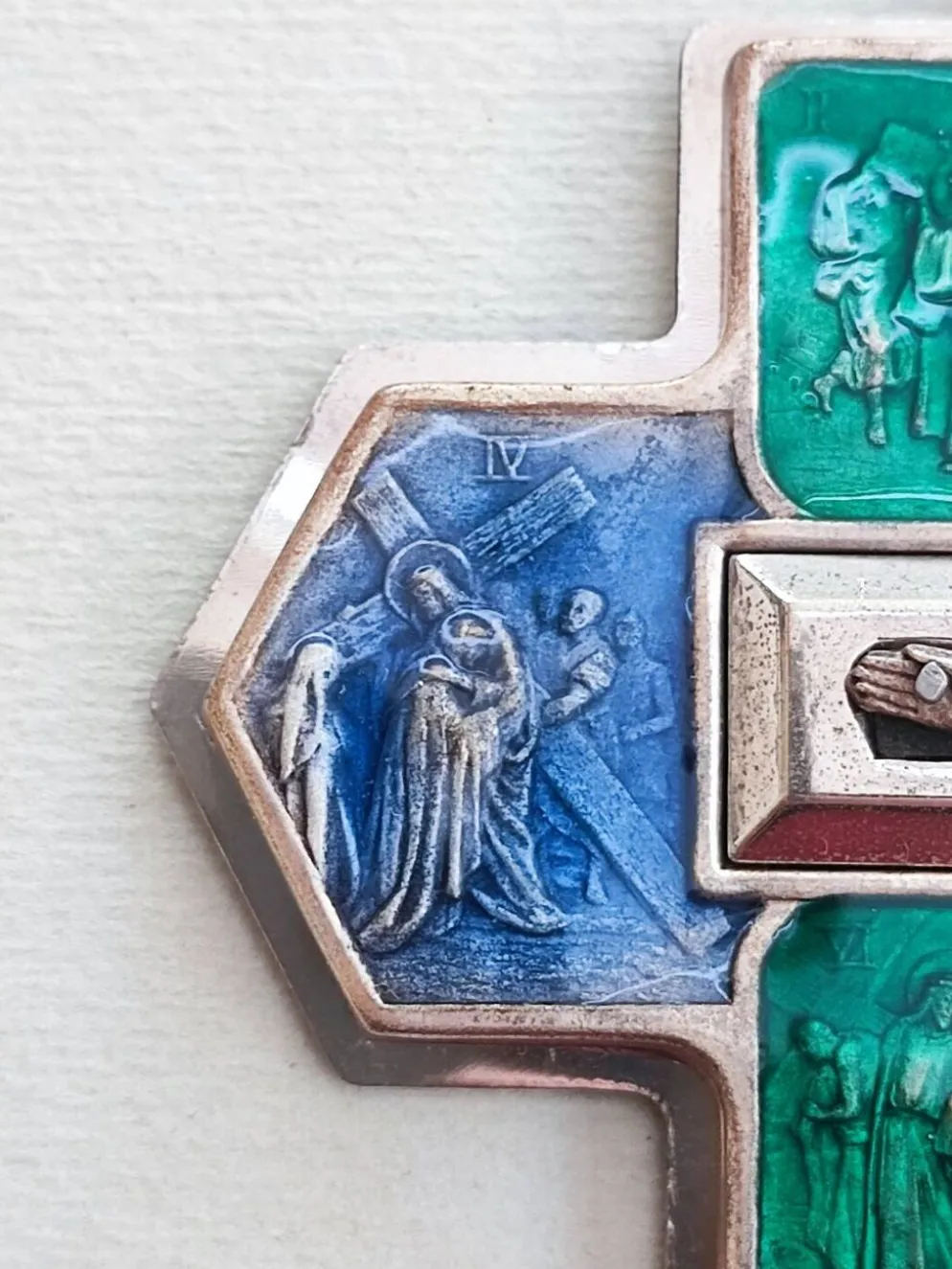Crucifix en métal et émail