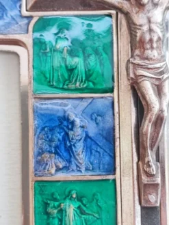 Crucifix en métal et émail
