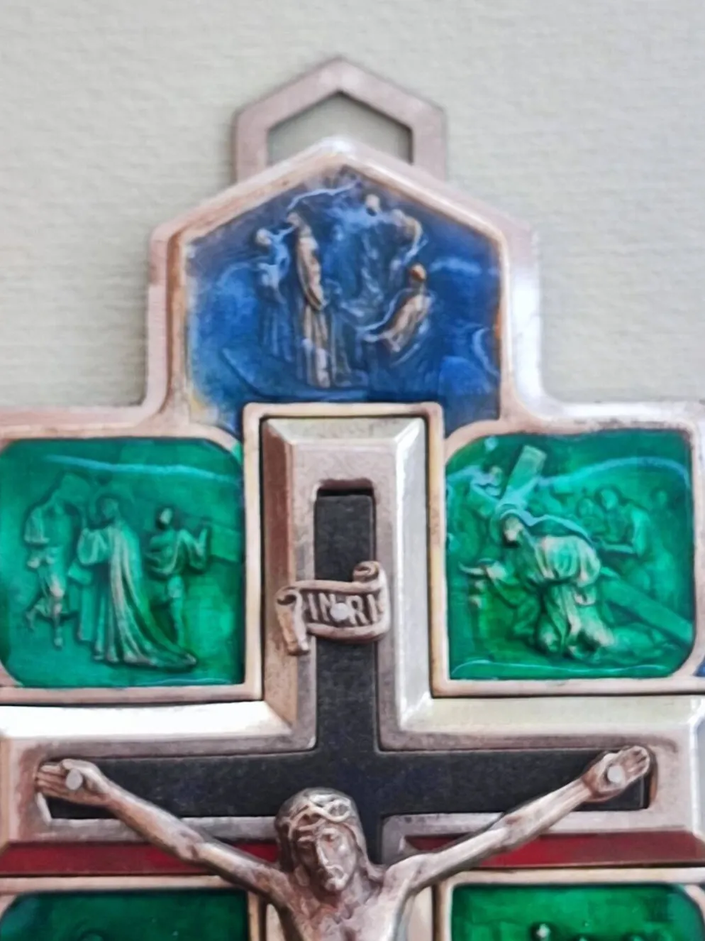 Crucifix en métal et émail