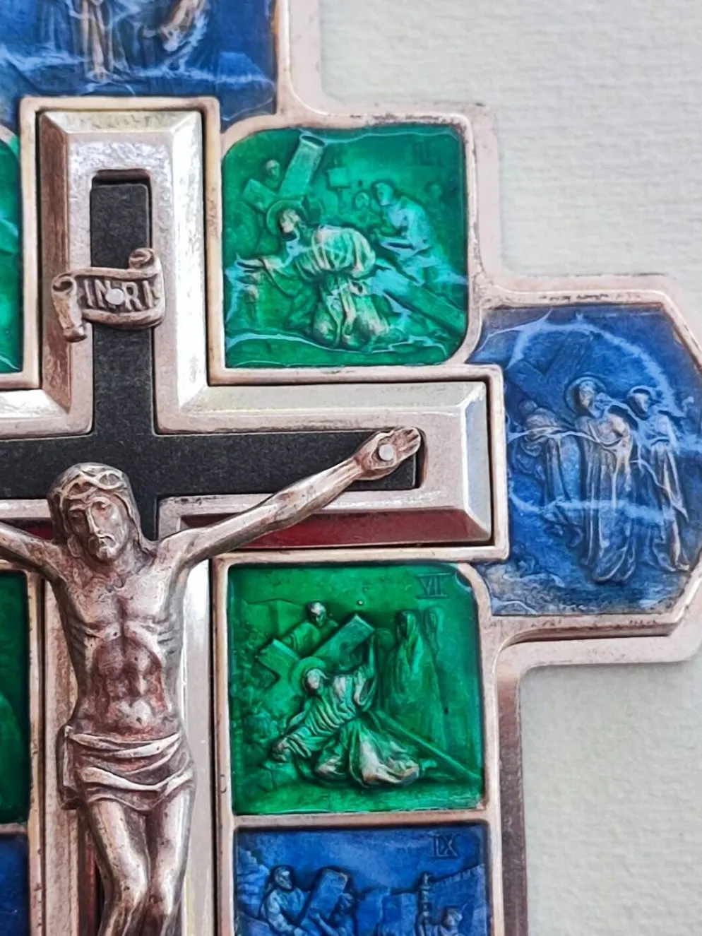 Crucifix en métal et émail