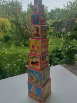 Cubes empilables en bois