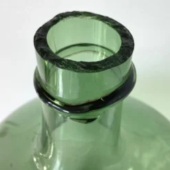 Dame Jeanne ancienne en verre vert à col bagué et ouverture martelée