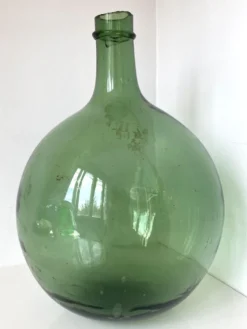 Dame Jeanne ancienne en verre vert à col bagué et ouverture martelée