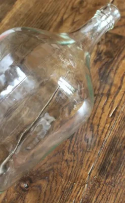 Dame-jeanne, bonbonne en verre transparent