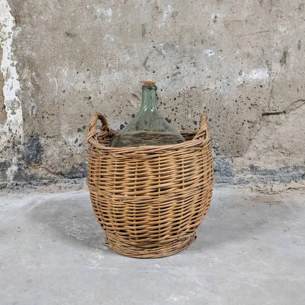 Dame-jeanne dans son panier en osier