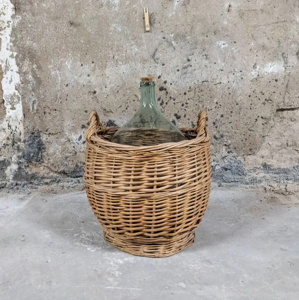 Dame-jeanne dans son panier en osier