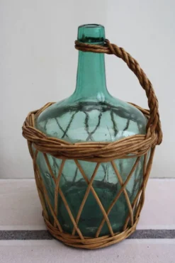 Dame-jeanne en verre et osier