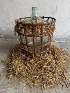 Dame-jeanne en verre vert dans un panier en métal rouillé — ensemble de 4 bouteilles décoratives antiques