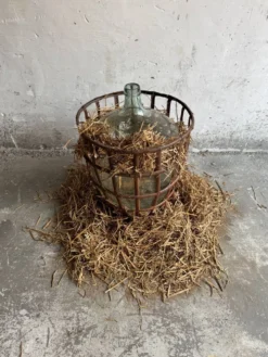 Dame-jeanne en verre vert dans un panier en métal rouillé — ensemble de 4 bouteilles décoratives antiques