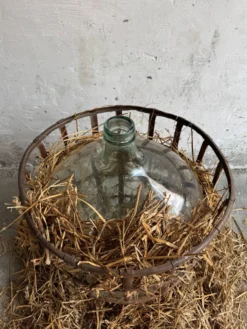 Dame-jeanne en verre vert dans un panier en métal rouillé — ensemble de 4 bouteilles décoratives antiques