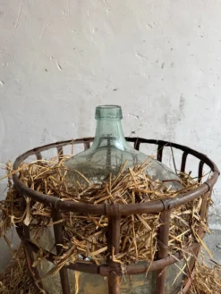 Dame-jeanne en verre vert dans un panier en métal rouillé — ensemble de 4 bouteilles décoratives antiques