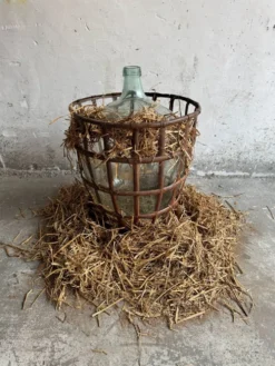 Dame-jeanne en verre vert dans un panier en métal rouillé — ensemble de 4 bouteilles décoratives antiques