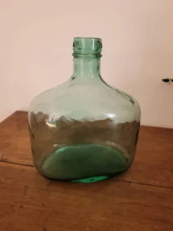 Dame-jeanne en verre vert oblongue