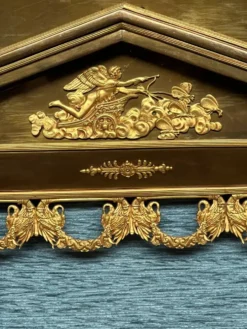 Décoration de cheminée de style Empire.