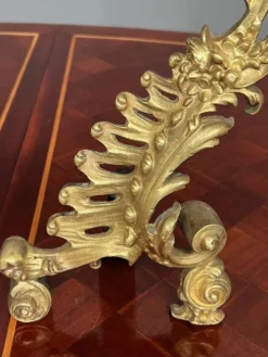 Décoration de cheminée en bronze massif doré de style rococo.