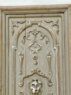 Décoration murale en bois sculpté