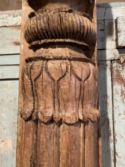 Demi colonne indienne en bois